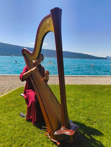 Julie Harpiste - jouer de la harpe face au lac d'Annecy